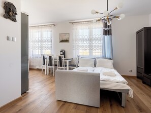 2 bedrooms, iron/ironing board, WiFi, bed sheets