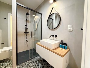 Shower, hair dryer, towels - Street Art Loft Apartment (Wrocław)