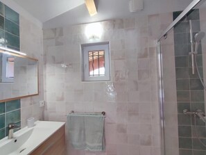Shower, towels - Les Jardins du Château - exclusive pool and all-inclusive package (REGUSSE)