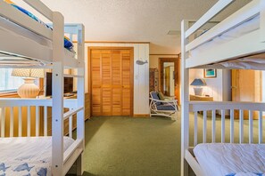 Room - Fins - Duck, Bayberry Bluffs, Oceanfront, Private Walk to Beach, Panoramic Ocean Views, Kayak (Duck)