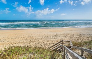 On the beach - Fins - Duck Oceanfront with Private Beach Walk, Shipswatch Views & Kayak (Duck)