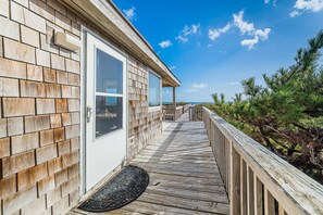 Terrace/patio - Fins - Duck Oceanfront with Private Beach Walk, Shipswatch Views & Kayak (Duck)