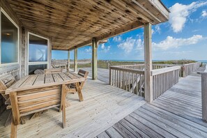 Outdoor dining - Fins - Duck, Bayberry Bluffs, Oceanfront, Private Walk to Beach, Panoramic Ocean Views, Kayak (Duck)