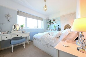 Room - Charming Home w Garden Near Train and River (Walton-on-Thames)