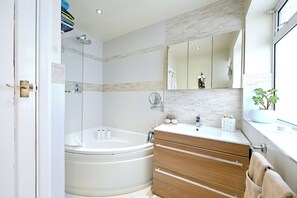 Bathroom - Charming Home w Garden Near Train and River (Walton-on-Thames)