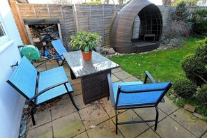 Outdoor dining - Charming Home w Garden Near Train and River (Walton-on-Thames)