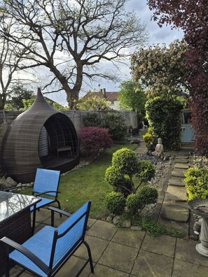 Outdoor dining - Charming Home w Garden Near Train and River (Walton-on-Thames)