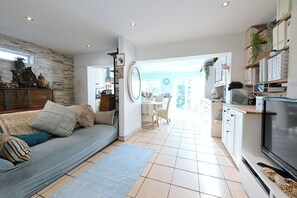 TV - Charming Home w Garden Near Train and River (Walton-on-Thames)