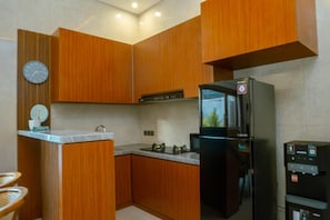 Kühlschrank, Mikrowelle, Herdplatte, Toaster