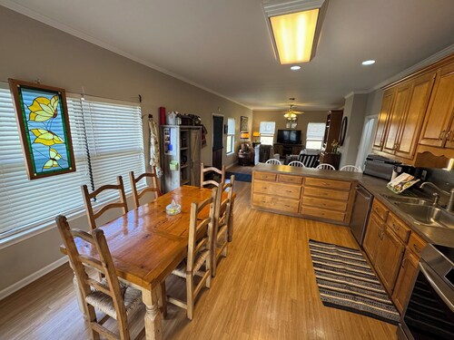 Cozy 2-bedroom cottage with AC in welcoming Lafayette