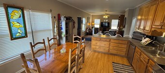 Cozy 2-bedroom cottage with AC in welcoming Lafayette