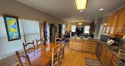 Cozy 2-bedroom cottage with AC in welcoming Lafayette