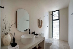 Dusche, Haartrockner, Handtücher, Shampoo
