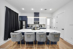 Private kitchen - Spacious 2BR Near NRG + Downtown (Houston)