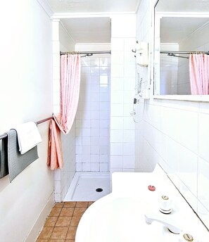 Shower, hair dryer, towels, soap - Room 09: Cozy Central Retreat Perfect for Ski Groups | Near Ski & Shops (Jindabyne)