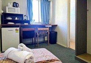 2 bedrooms, WiFi, bed sheets - Room 09: Cozy Central Retreat Perfect for Ski Groups | Near Ski & Shops (Jindabyne)