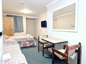 2 bedrooms, WiFi, bed sheets - Room 09: Cozy Central Retreat Perfect for Ski Groups | Near Ski & Shops (Jindabyne)