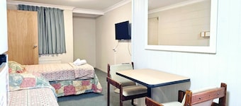 Room 09: Cozy Central Retreat Perfect for Ski Groups | Near Ski & Shops