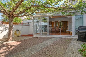 Outdoor dining - Bonita Stay B Palm—Beachfront, Fiber Optic Internet, A/C, BBQ, Pool (Deveses (Partida))