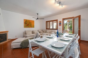 Dining - Bonita Stay B Palm—Beachfront, Fiber Optic Internet, A/C, BBQ, Pool (Deveses (Partida))