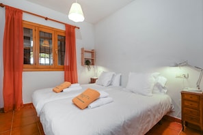 Room - Bonita Stay B Palm—Beachfront, Fiber Optic Internet, A/C, BBQ, Pool (Deveses (Partida))