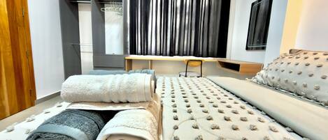 2 habitaciones, tabla de planchar con plancha, internet y ropa de cama