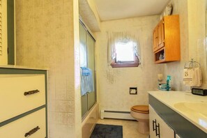 Towels, soap, shampoo, toilet paper - Katahdin Group Hub: 3BR+ ideal for hiking, ATV trips, rafting, biking and more (Millinocket)