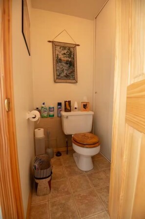 Towels, soap, shampoo, toilet paper - Katahdin Group Hub: 3BR+ ideal for hiking, ATV trips, rafting, biking and more (Millinocket)