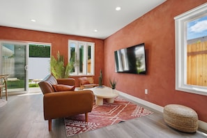 TV - Designer South Bay Patio Cinema • Near Beach, SoFi (Hawthorne)
