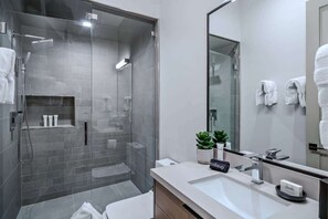 Dusche, Haartrockner, Shampoo