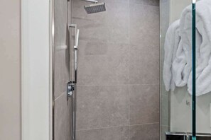 Douche, sèche-cheveux, shampoing