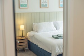 3 bedrooms, iron/ironing board, Internet - Beachcroft, Holiday Cottage Manorbier, Sleeps 6, 3 bedrooms,  bathrooms (Tenby)