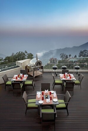 Outdoor dining - Mosaic Mussoorie (Dehradun)
