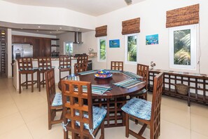 Dining - Relax in Egret 2 at Mangrove Dock, a spacious 3-bedroom retreat in Roatan's West End. (Roatan)
