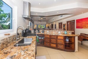 Fridge, microwave, stovetop, dishwasher - Relax in Egret 2 at Mangrove Dock, a spacious 3-bedroom retreat in Roatan's West End. (Roatan)