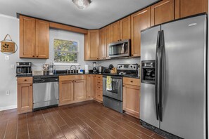 Private kitchen - Family Home with Yard Near Beach (Long Beach)