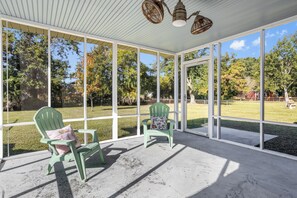 Terrace/patio - Family Home with Yard Near Beach (Long Beach)