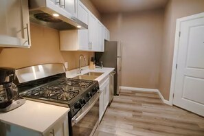 Private kitchen - Cozy 1-bedroom apartment in welcoming Austin with AC (Austin)