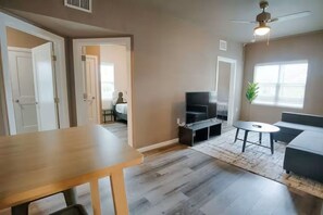 Living area - Cozy 1-bedroom apartment in welcoming Austin with AC (Austin)