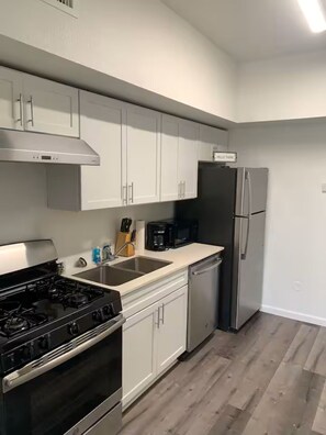 Private kitchen - Terrific 4-bedroom apartment with AC in vibrant Austin (Austin)
