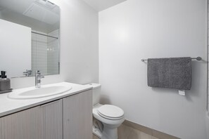 Bathroom - Wellesley Suite near Subway Station (Toronto)