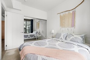 Room - Wellesley Suite near Subway Station (Toronto)