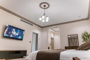 Tabla de planchar con plancha, wifi gratis y ropa de cama 