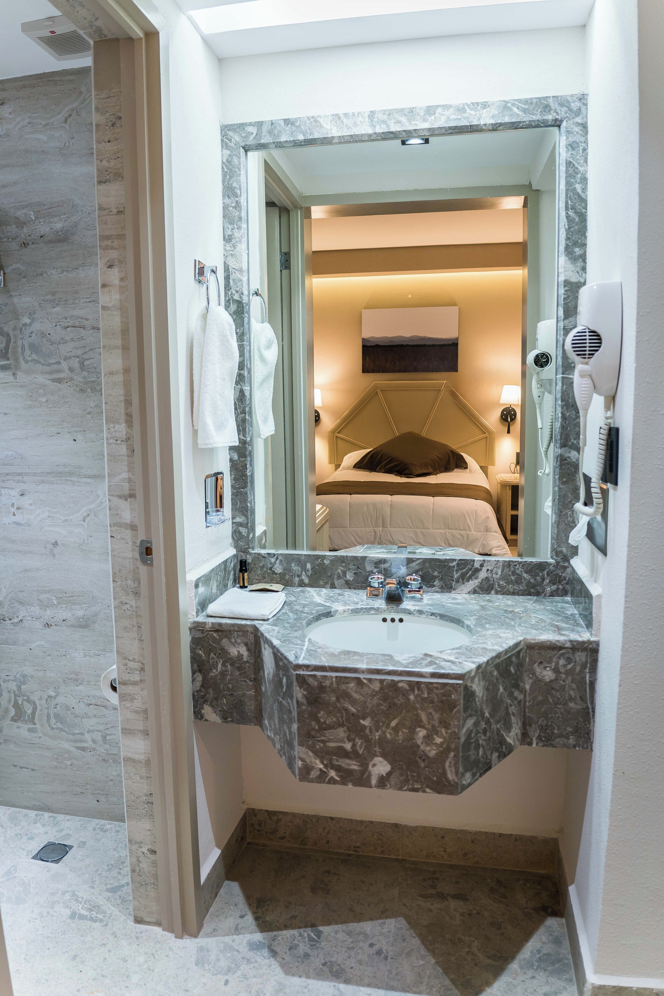 Habitación superior | Baño | Regadera, secadora de cabello, toallas, jabón 