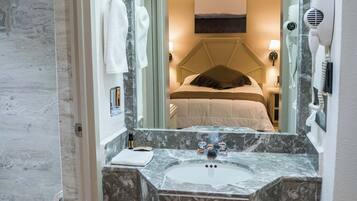 Habitación superior | Baño | Regadera, secadora de cabello, toallas, jabón