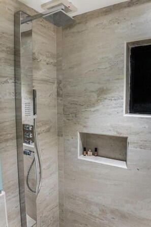 Quarto casal júnior | Banheiro | Chuveiro, secador de cabelo, toalhas de banho, sabonete