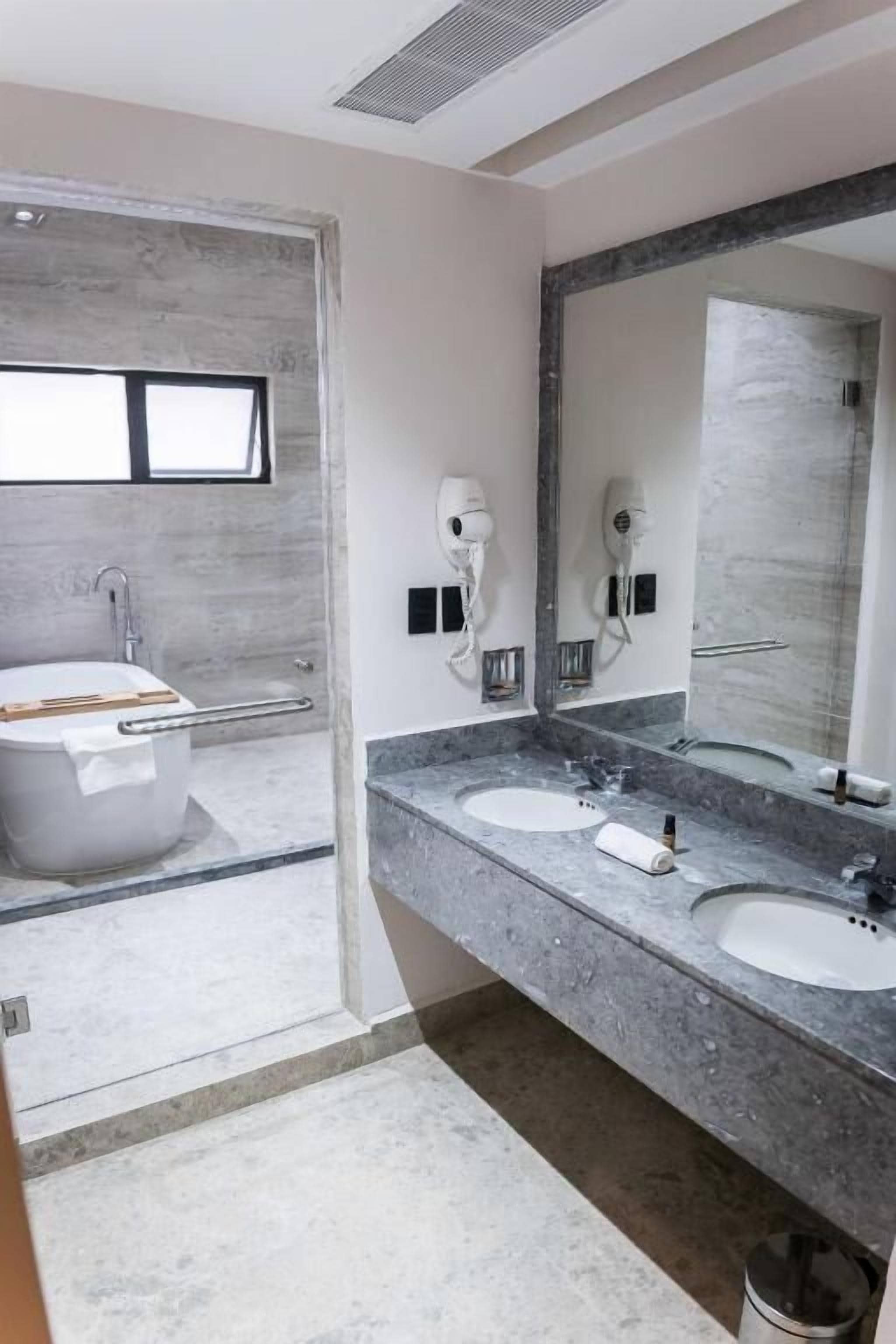 Presidential Suite | Bathroom | Shower, hair dryer, towels, soap