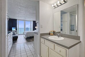 1 bedroom, iron/ironing board, free WiFi - Beachfront Studio with Balcony, Pool, Tiki Bar & Stunning Gulf Views (Treasure Island)