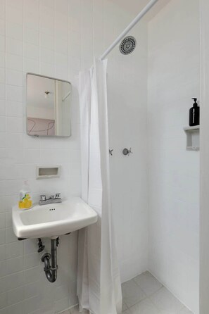 Shower, hair dryer, towels, shampoo - Private Room | Heart of Polanco (Mexico City)