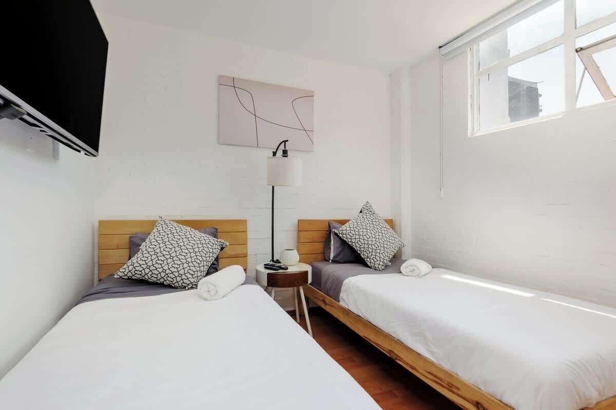 1 habitación, tabla de planchar con plancha, wifi y ropa de cama 